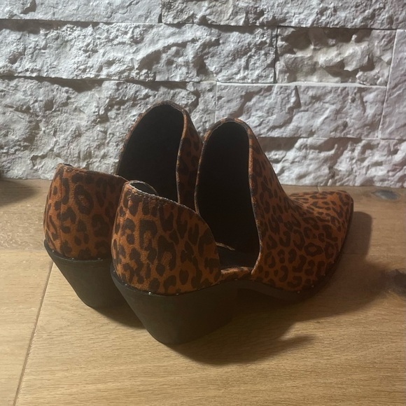 Charles David Leopard Microsuede Ankle Boots NWT Various Sizes Available - Picture 4 of 5
